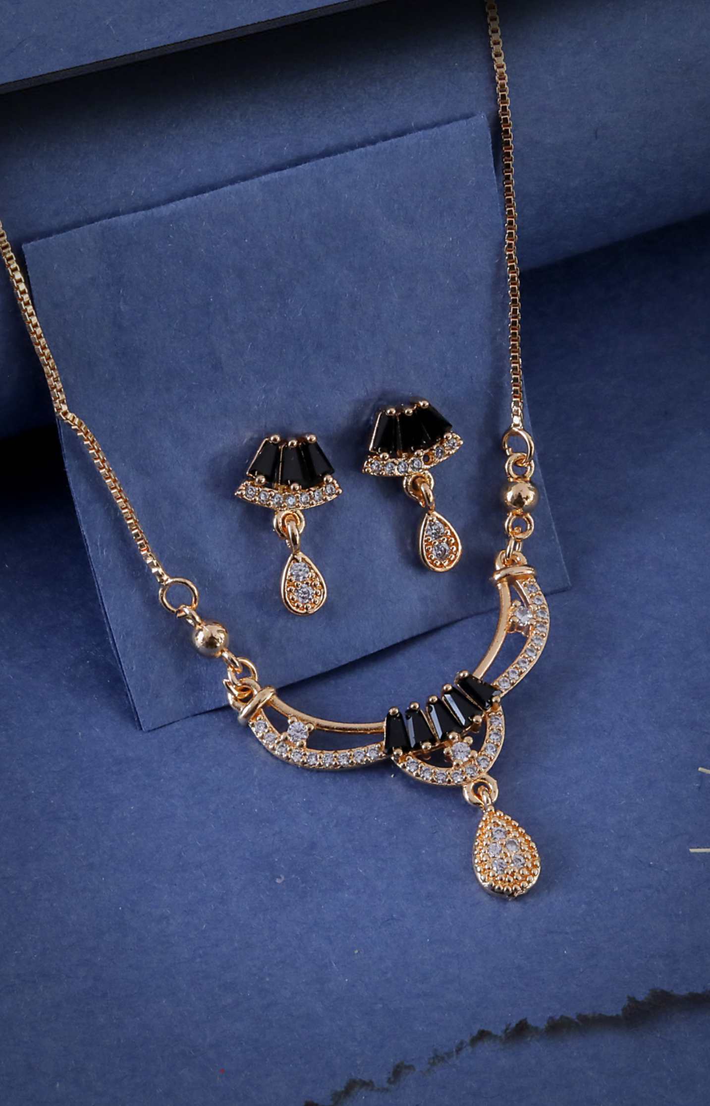 Moi Diamond Necklace Set