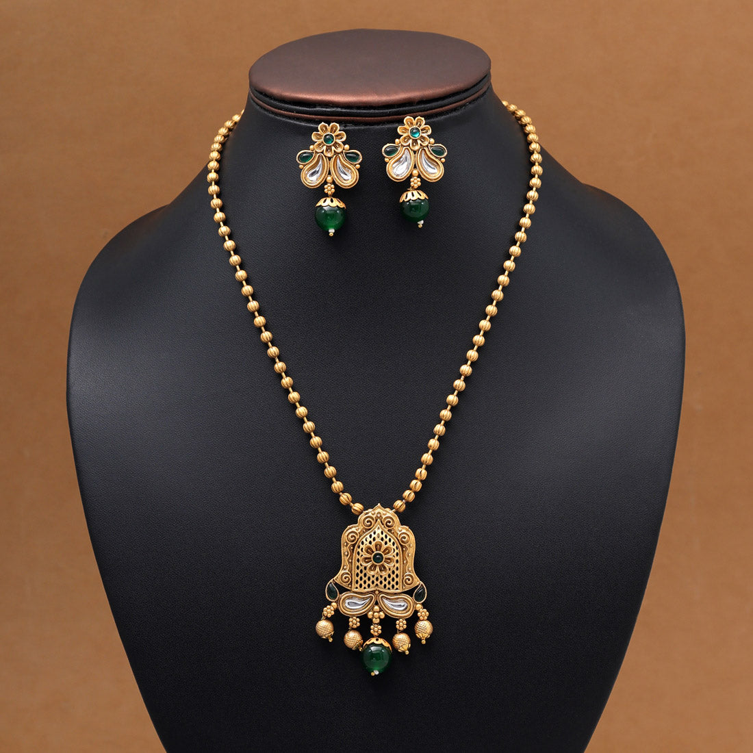 Shyamalika Pendant Set